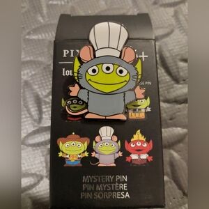 Loungefly Pixar Alien Chef Pin - Green and Gray